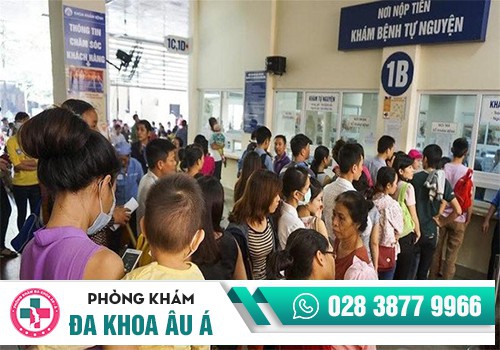 Bệnh nhân phải tốn nhiều thời gian chờ đợi lâu mới tới lượt khám